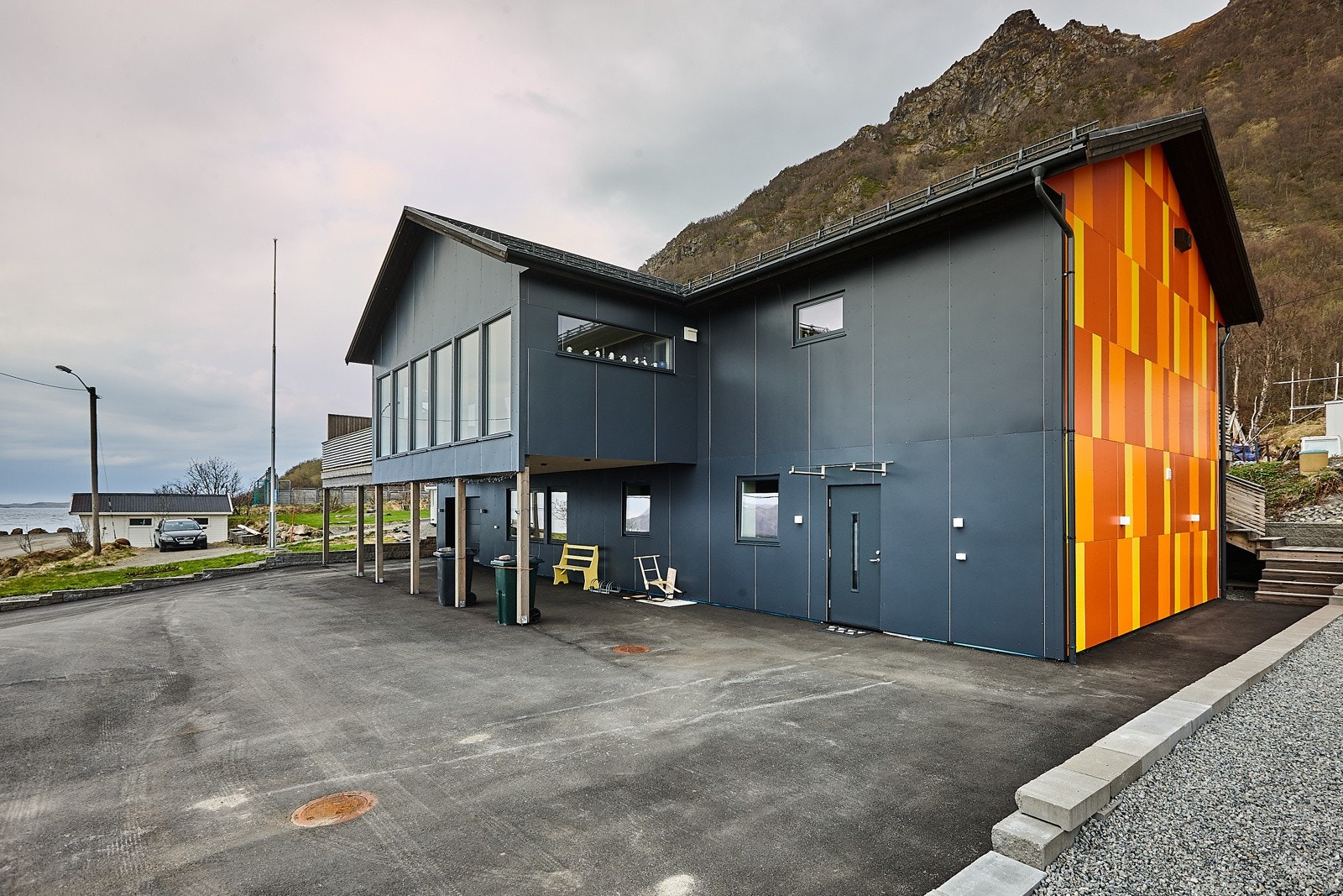 Hele fremsiden er asfaltert. Her er det god plass til flere biler. Galleribilde