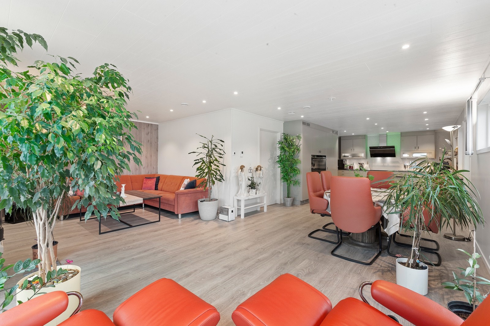 Stue med varme i gulv og spotter i tak. Galleribilde