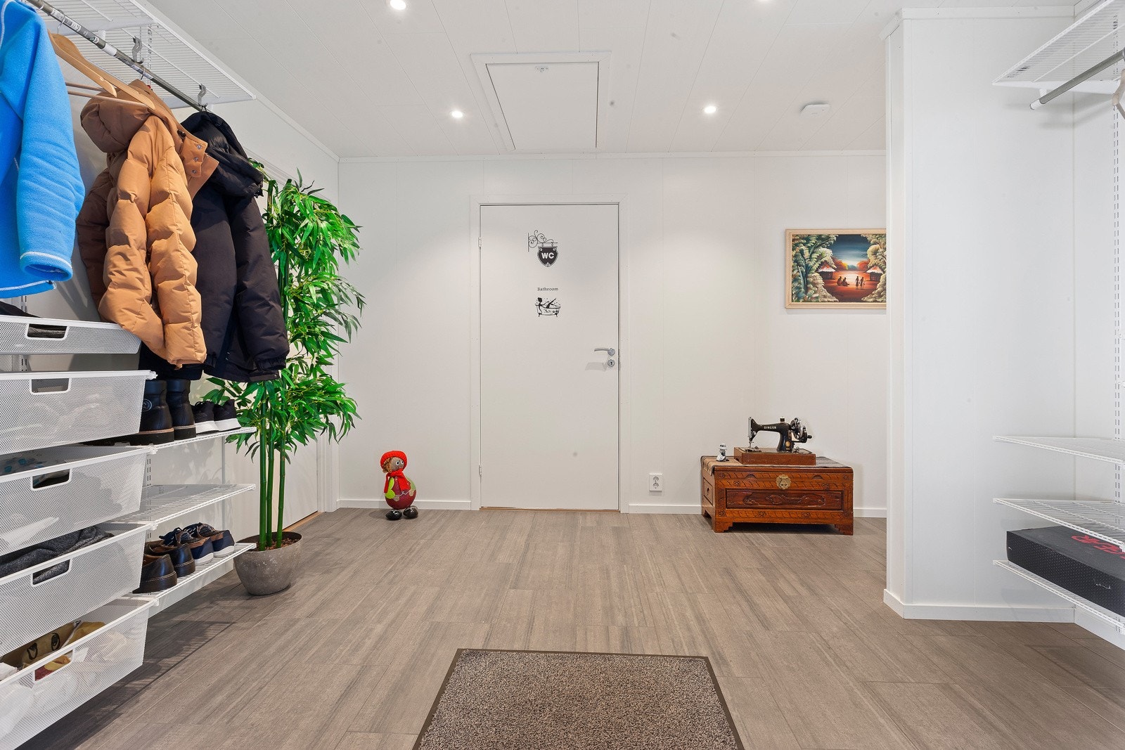 Velkommen inn! God plass til å henge i fra seg ytterklær. Varme i gulv. Galleribilde