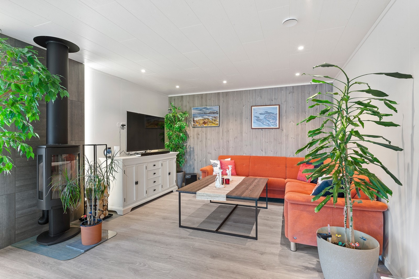 Stue med vedfyring som gir kos og varme. Galleribilde