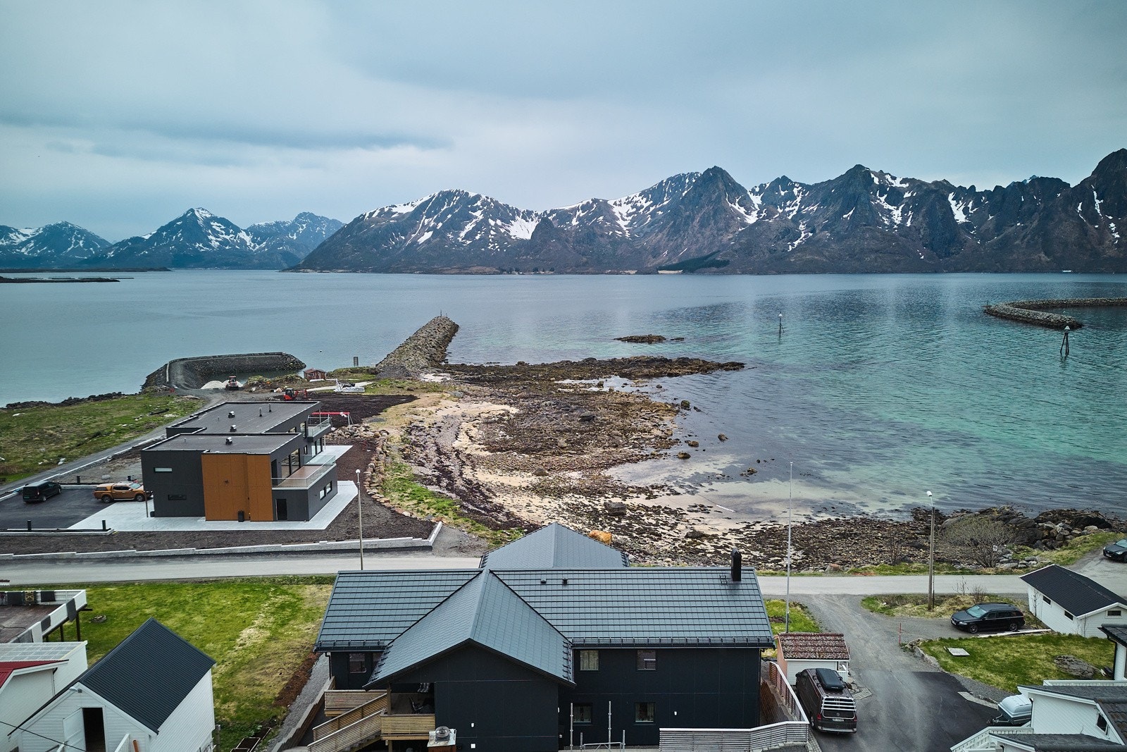 Nyere enebolig fra 2021 beliggende nydelig til helt ytterst på Vornes med nydelig utsikt. Galleribilde