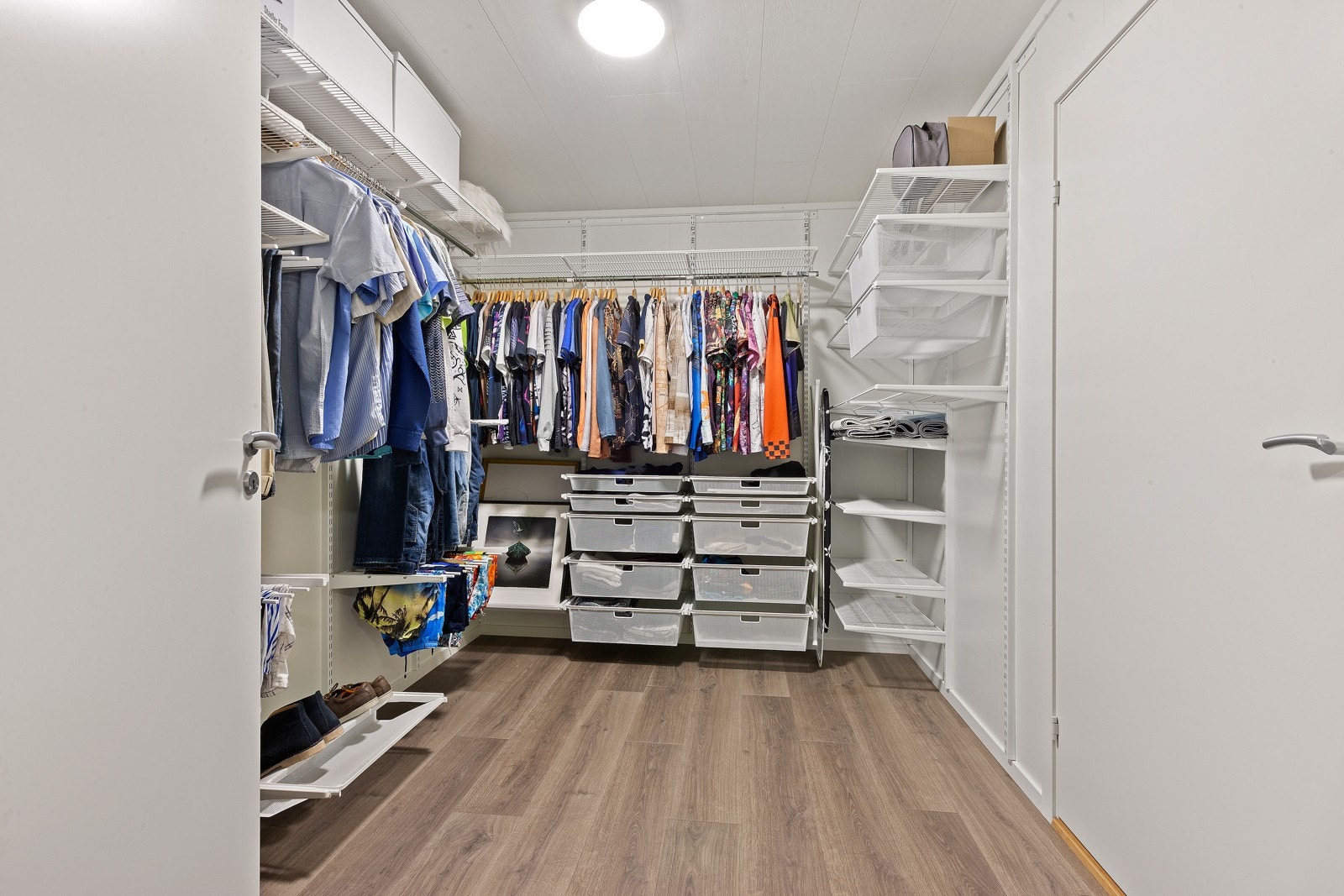Praktisk "walk in" garderobe følger også meg. Her er det direkte inngang til badet. Galleribilde