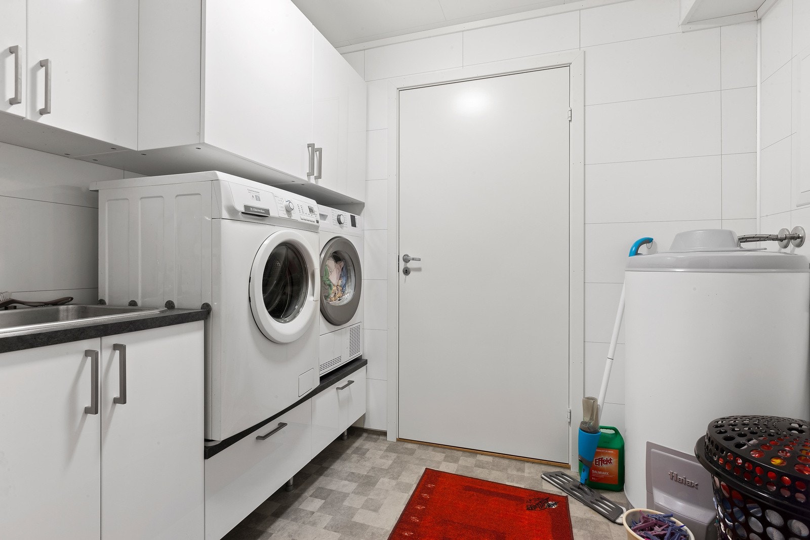 Separat vaskerom. Vaskemaskin og tørketrommel fint plassert opp i høgden, samt godt med lagringsplass i boden som er rett frem. Galleribilde