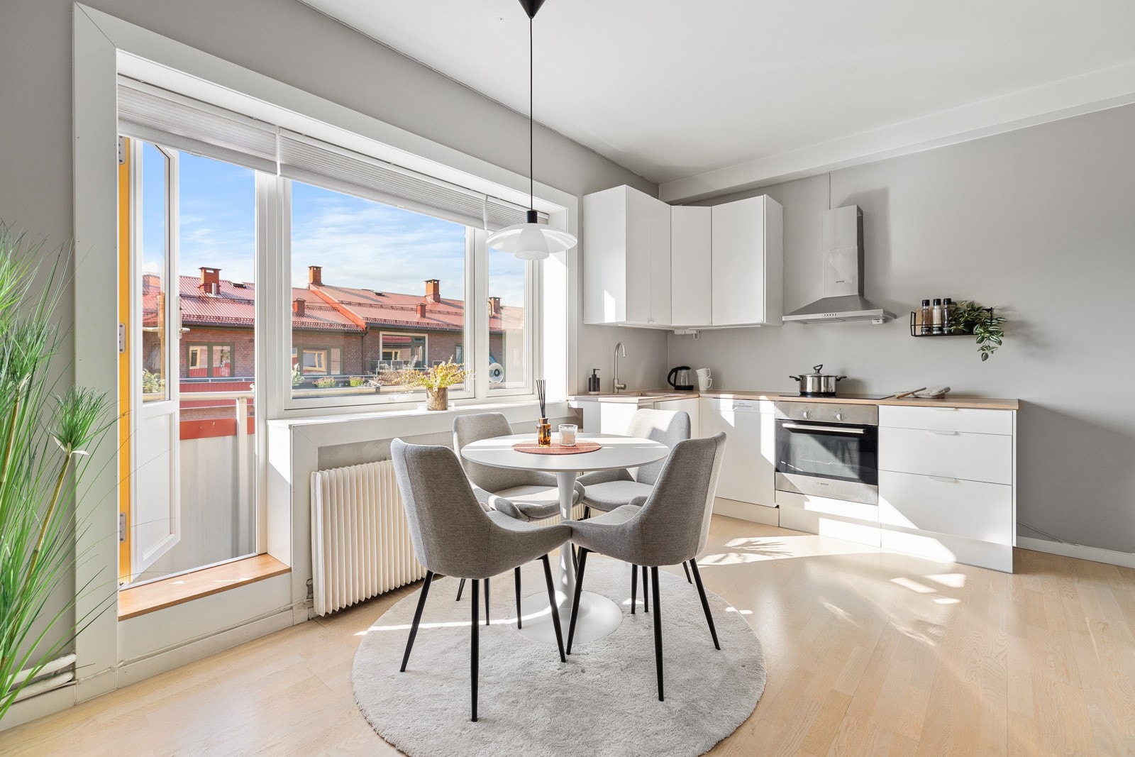 Fra stuen kan du ta deg til leilighetens brannbalkong Galleribilde