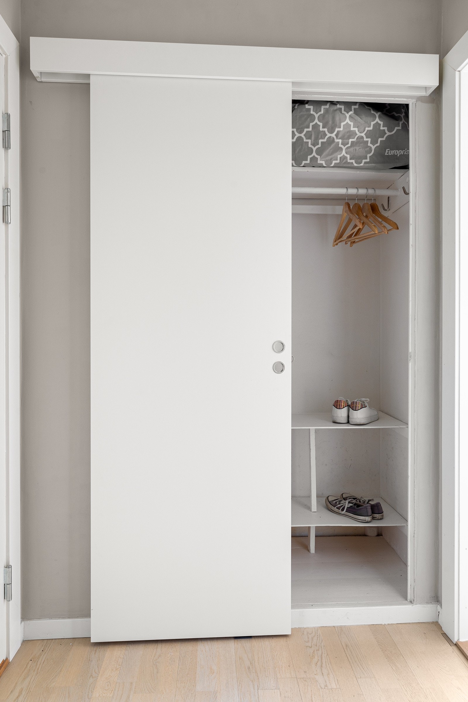Garderobe i gangen med god plass til oppbevaring Galleribilde
