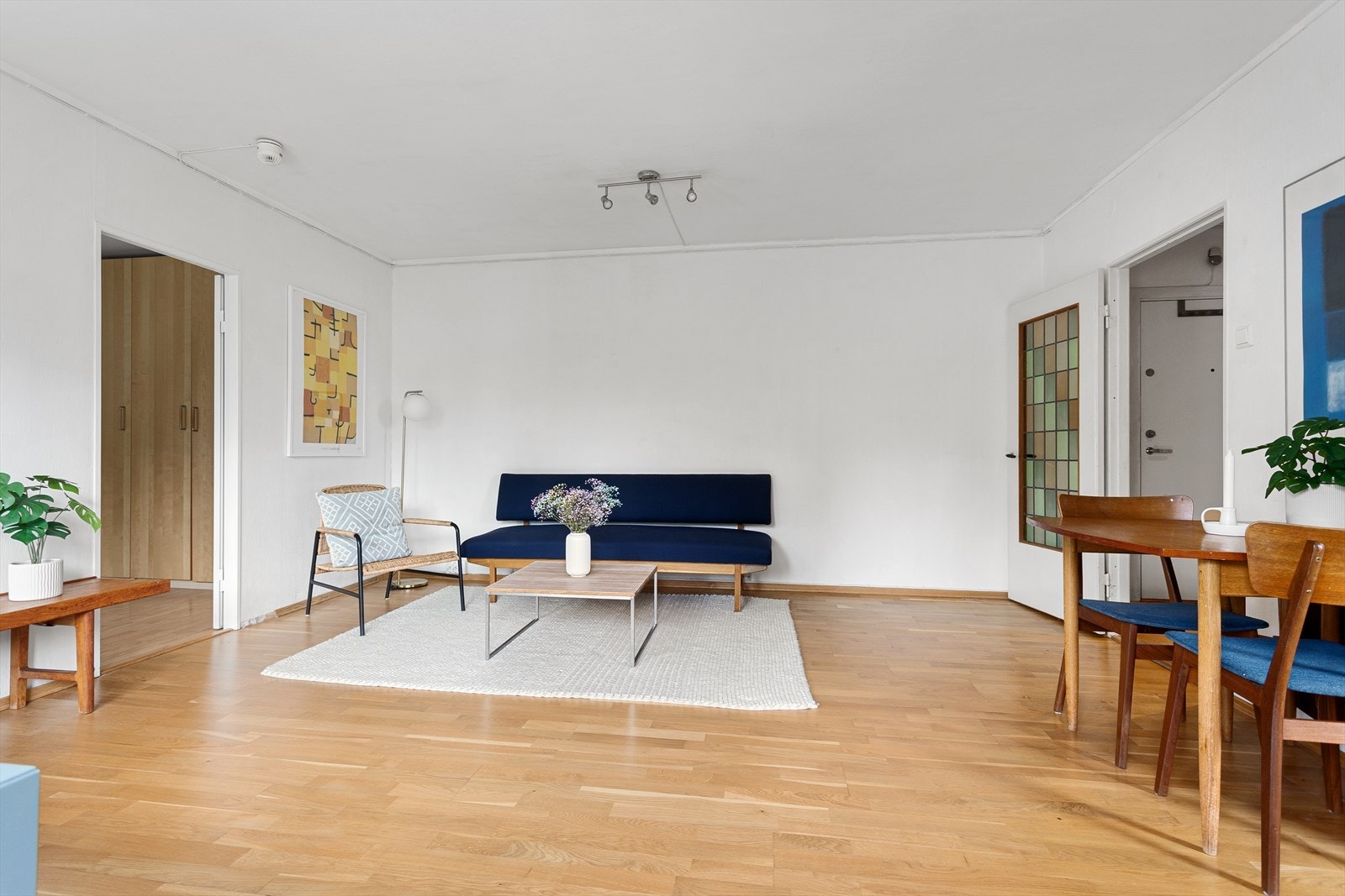 Det er god plass i stuen for både spisegruppe og sofa Galleribilde