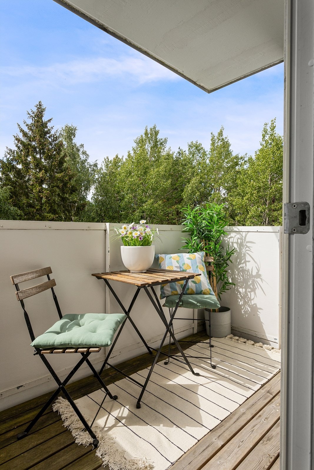 Solen har man fra ca. kl 1400 til den går ned rundt kl 2200 på sommerstid ref. Sunseeker Galleribilde