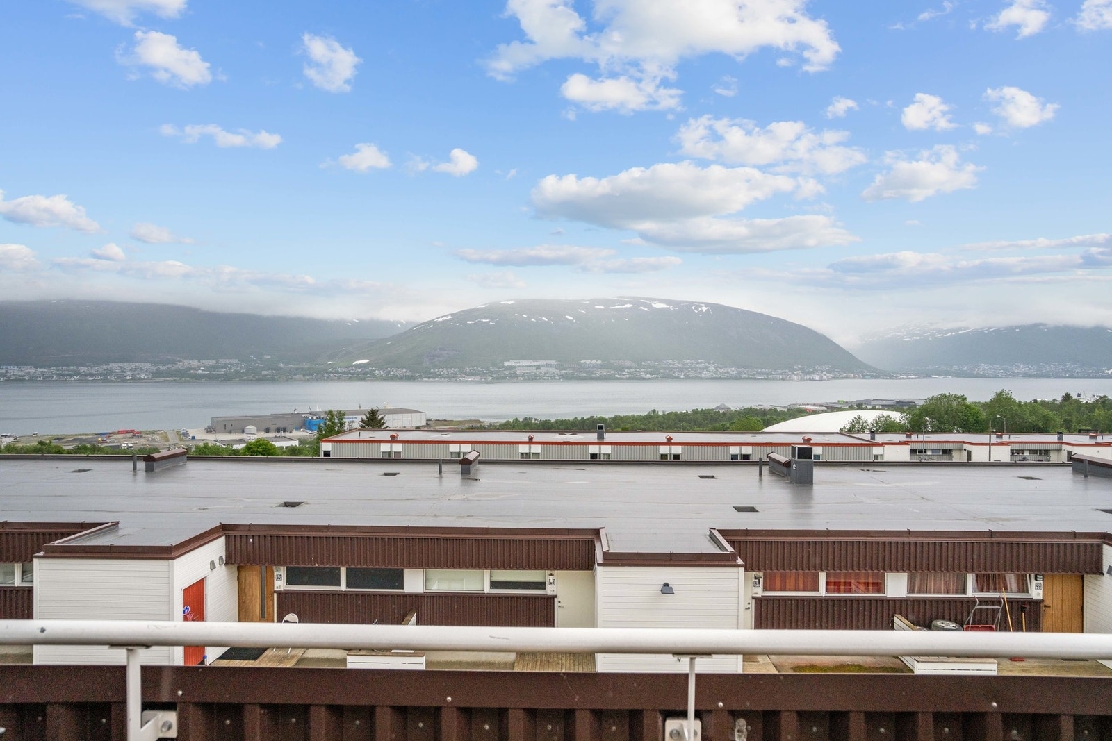 Her bor du i nærheten av blant annet skole, barnehager, flott turterreng, skiløyper, lekeplasser og dagligvarebutikk Galleribilde