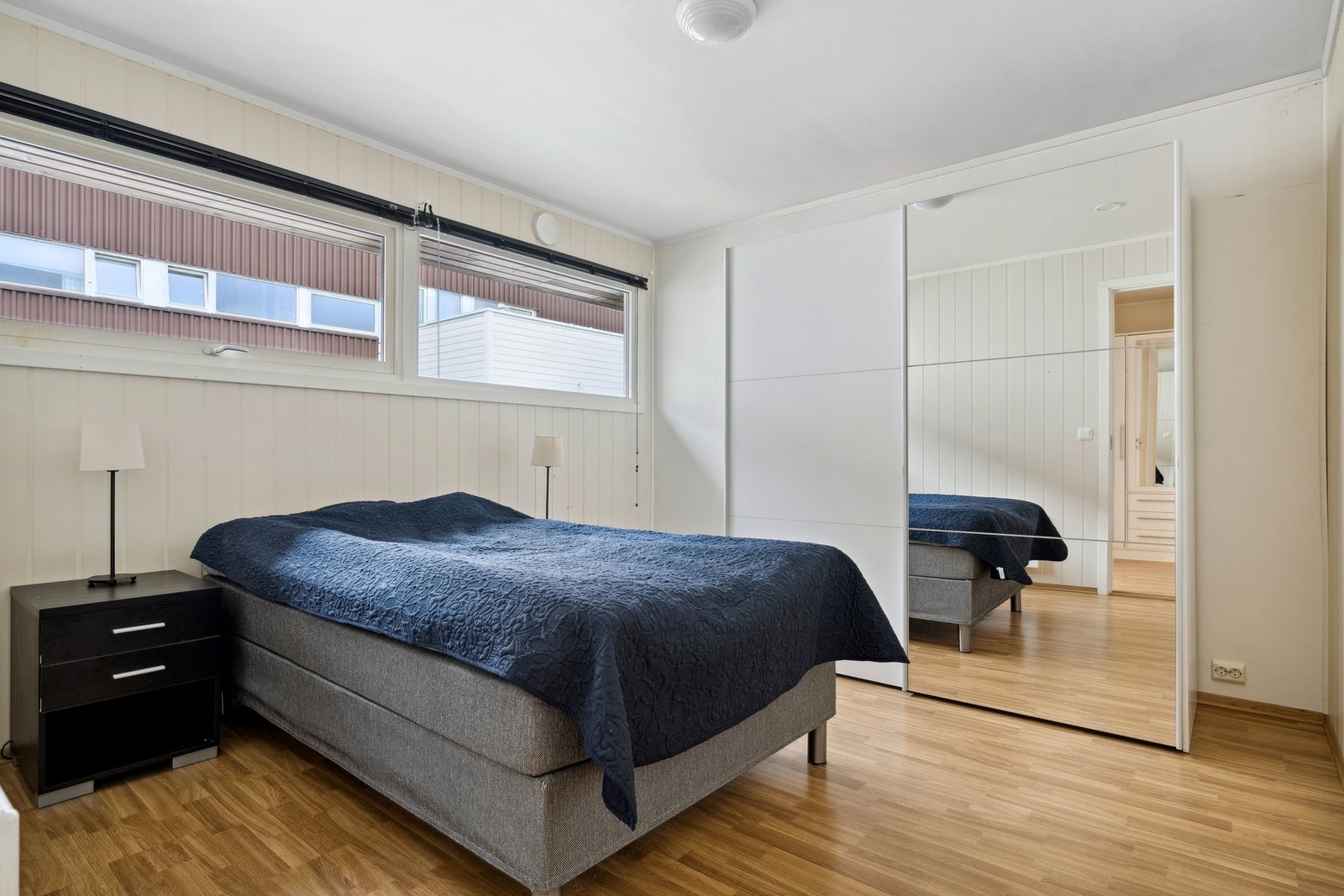 Soverom med skyvedørsgarderobe Galleribilde