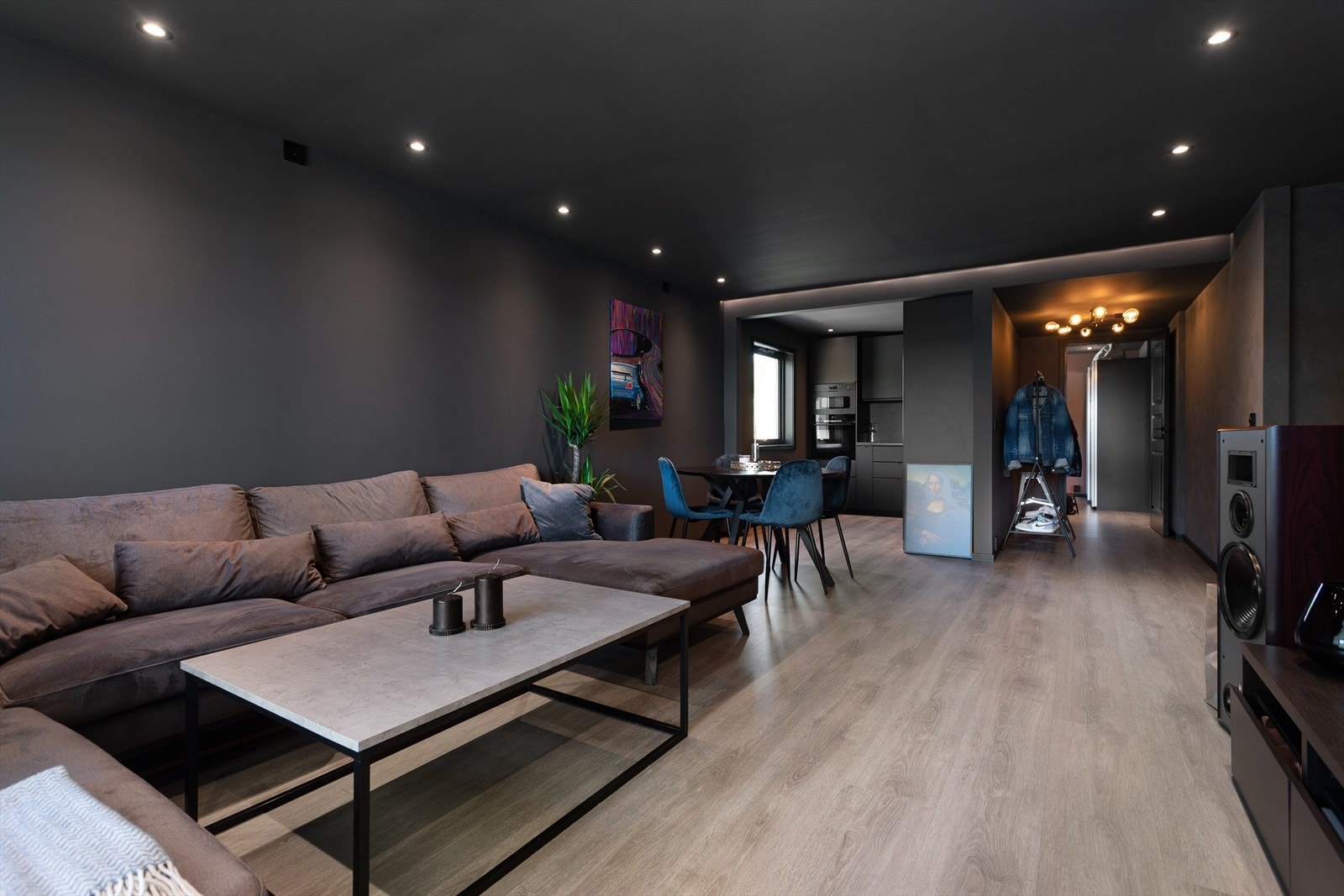 Stuen har åpen løsning til kjøkkenet. Galleribilde