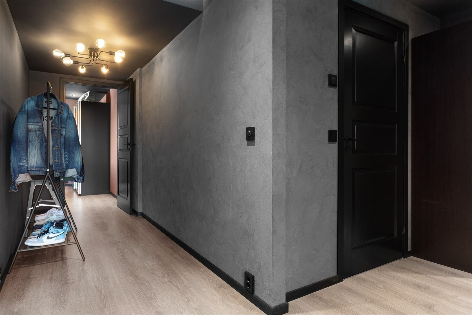 Leiligheten ligger i 3.etasje i blokken med heisadkomst. Galleribilde