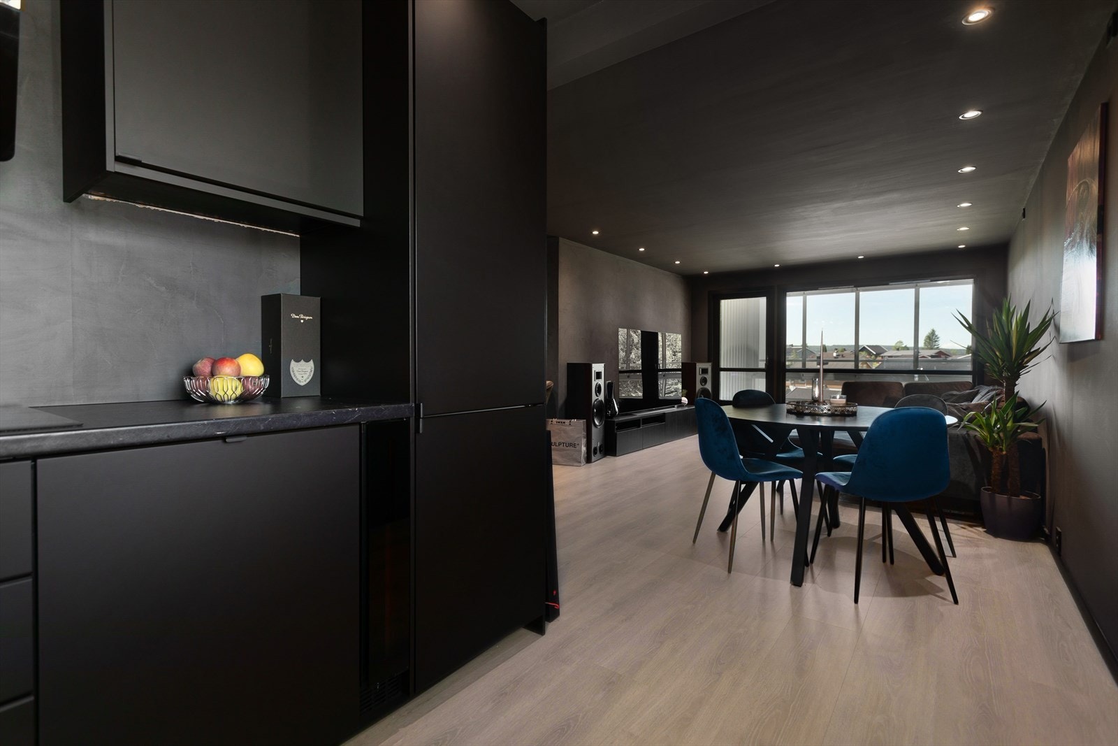 Ikea-kjøkken fra 2022 med integrerte hvitevarer. Galleribilde