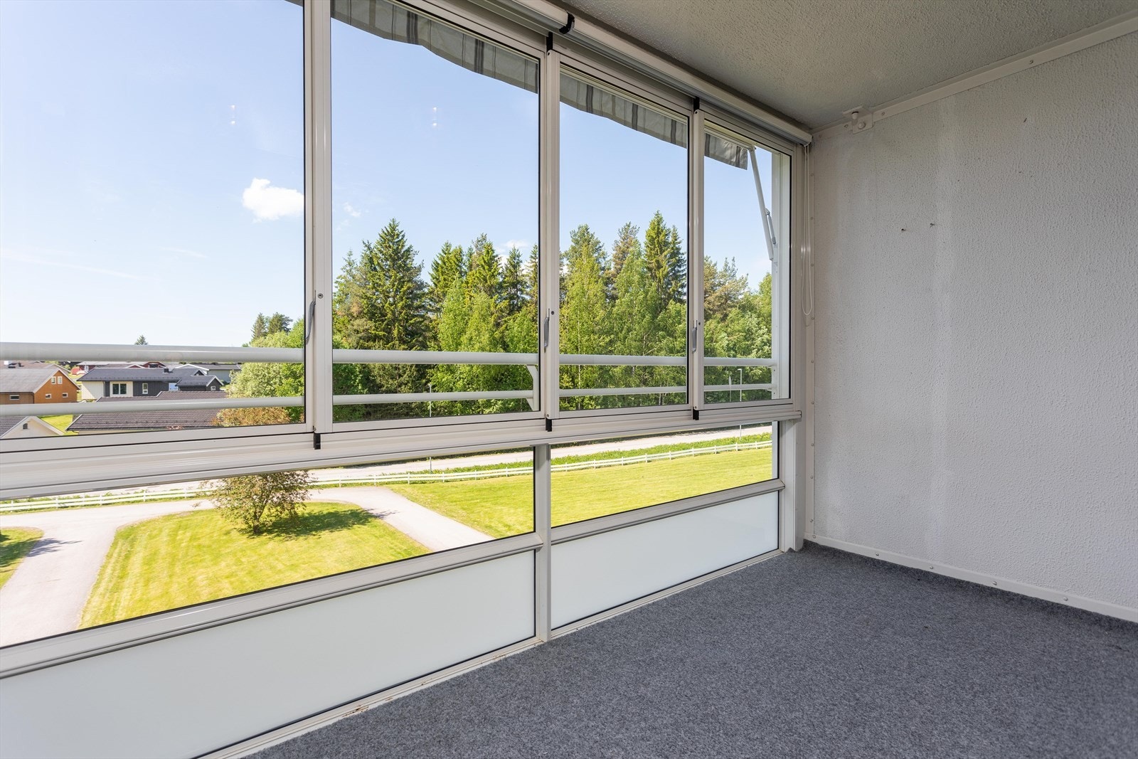 Innglasset veranda med enkelte skyvevinduer. Galleribilde