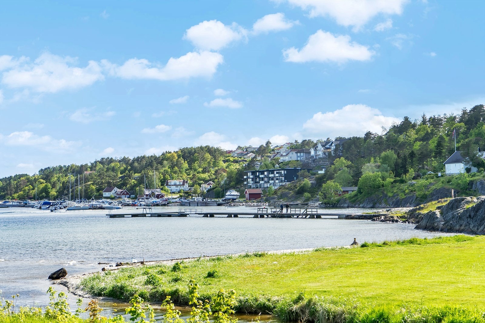 Groos byr på langgrunne badestrender, badebrygge og fine turområder. Galleribilde