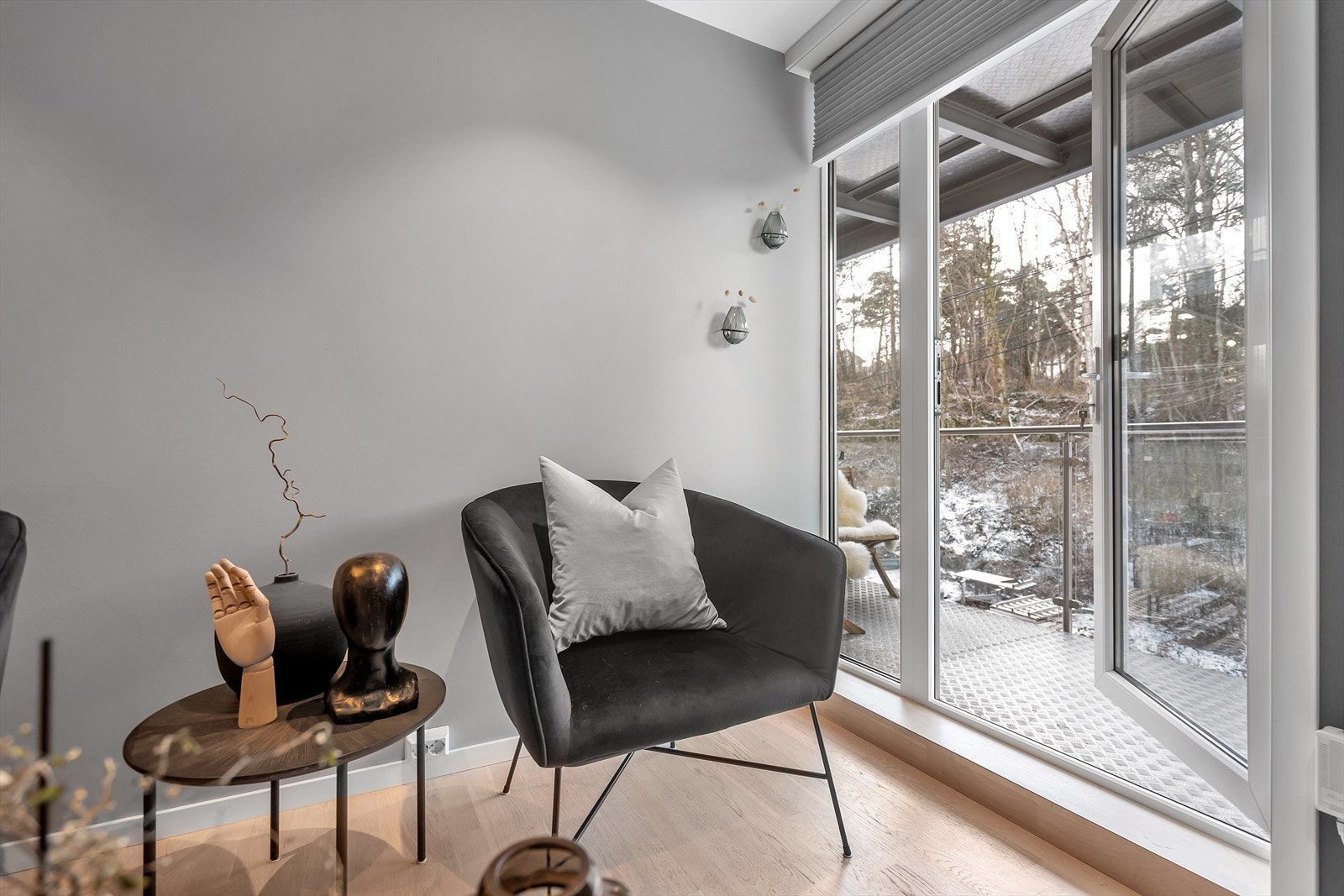 Utgang til balkong med ettermiddagssol. Galleribilde