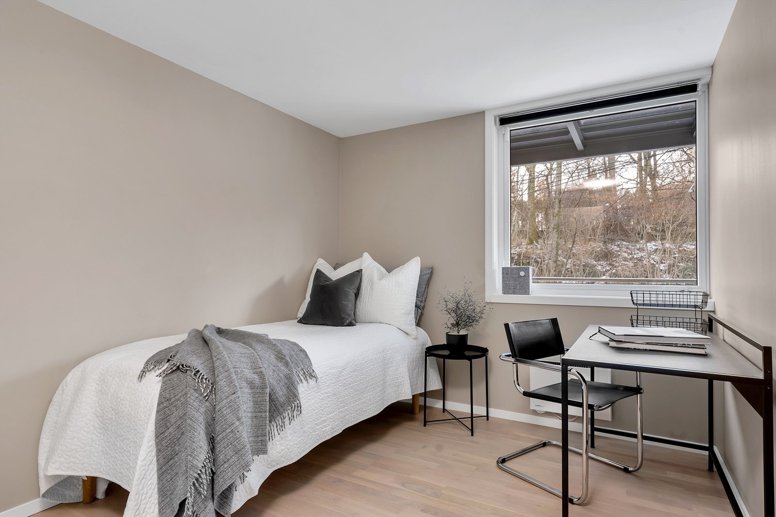 Romslig soverom med god plass til stor seng og skrivepult. Galleribilde