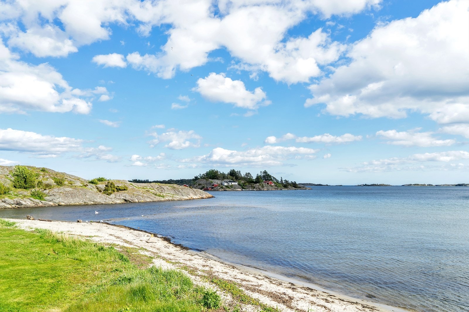Beliggende ved stranda og friområde på Groos. Galleribilde
