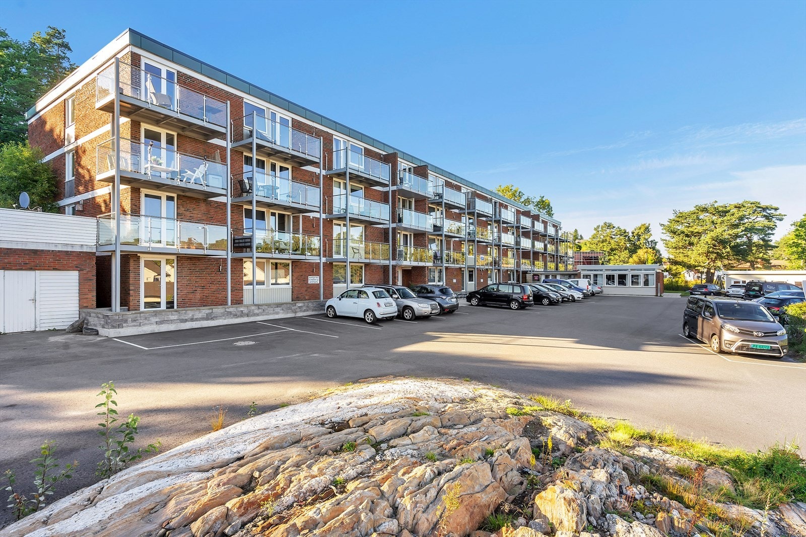 Leilighet i 3. etasje på baksiden av bygget med fin ettermiddagssol. Galleribilde