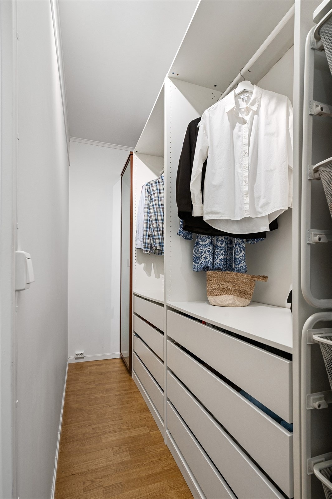 I tilknytning til det ene soverommet er det laget et praktisk walk-in-closet Galleribilde