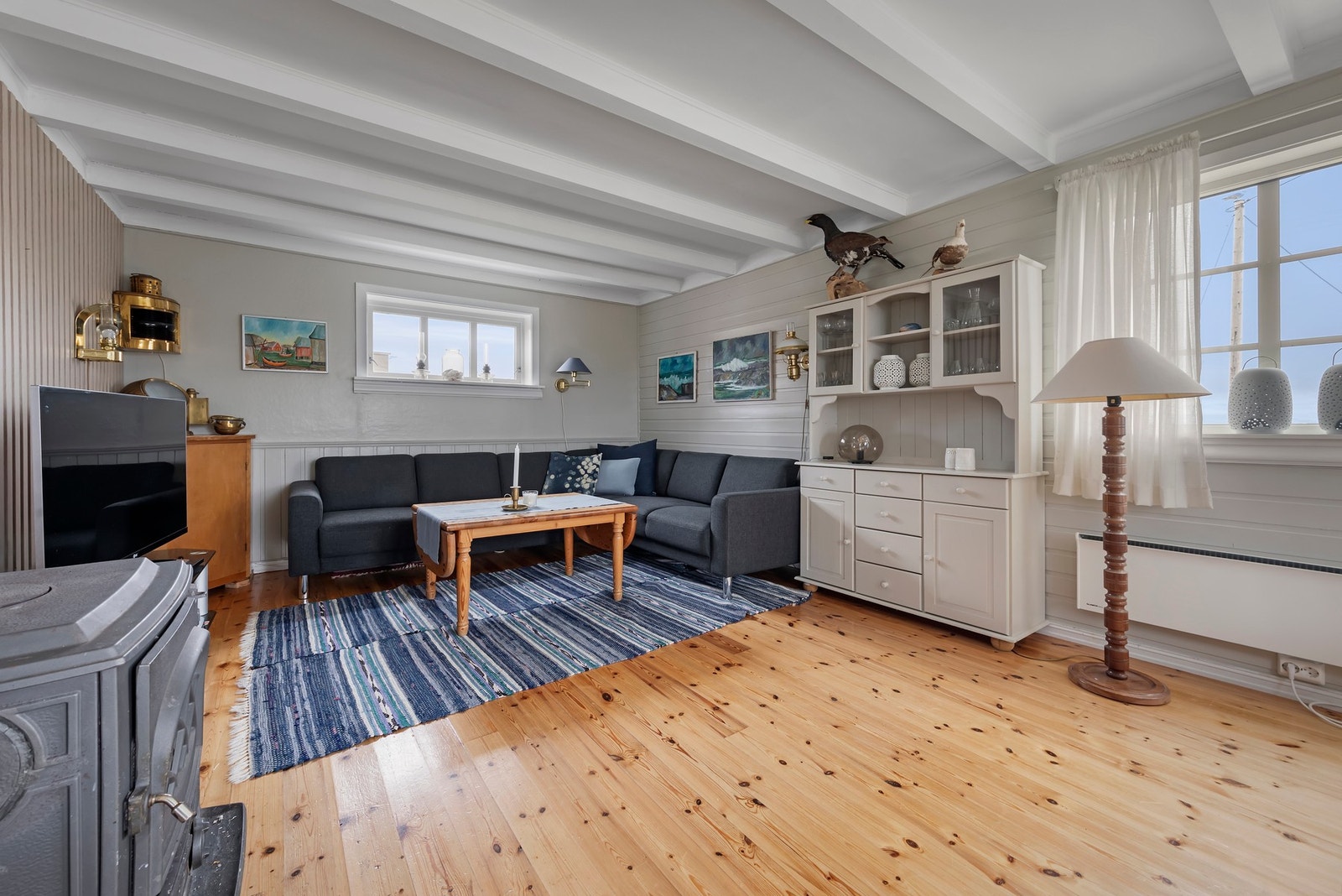 Stue med vedovn Galleribilde