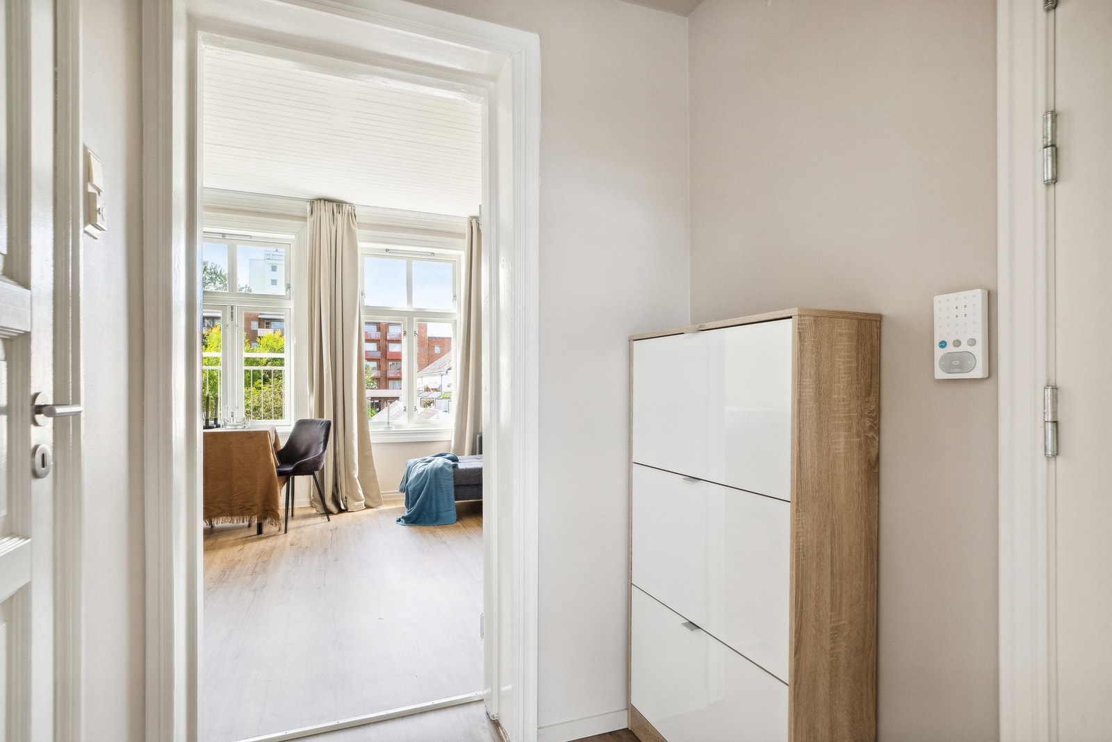 Entre som står i stil med resten av leiligheten, med plass til å henge fra seg yttertøy. Galleribilde
