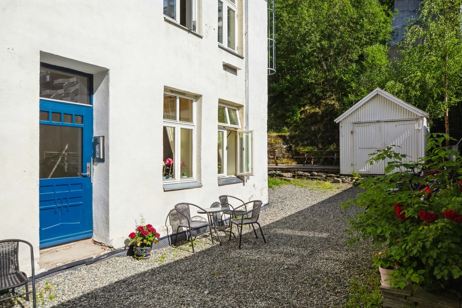 Usjenert bakgård. Galleribilde