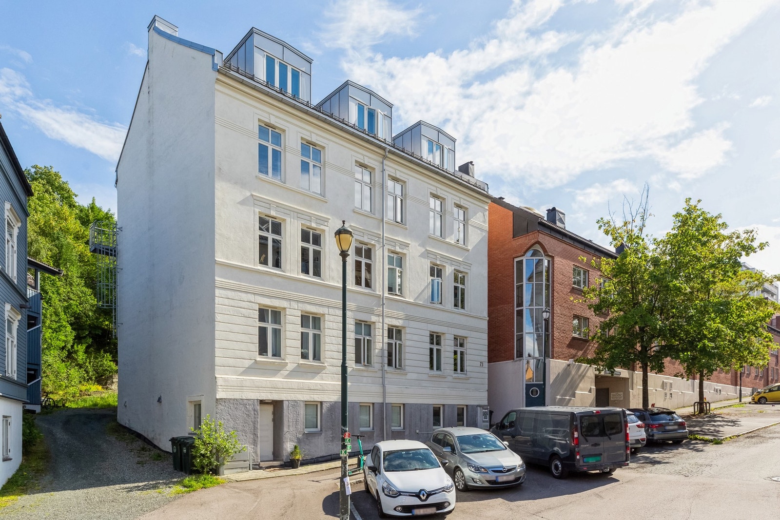 Fasadebilde. Bygården har god vedlikeholdshistorikk. Tak og flere vinduer er fra 2017. Galleribilde