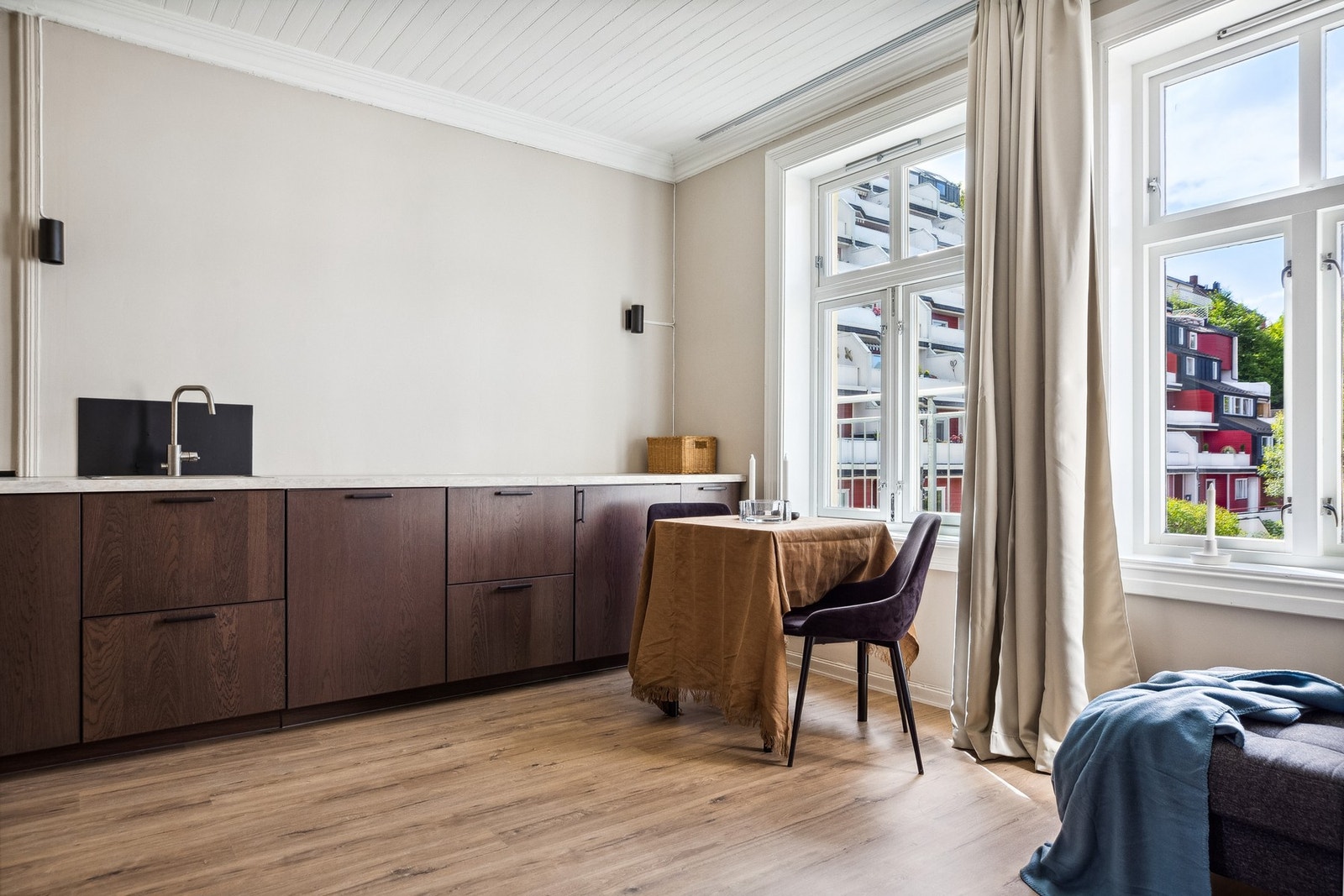 Meget flott og moderne kjøkken fra 2023. Rikelig med både skap og benkeplass. Galleribilde