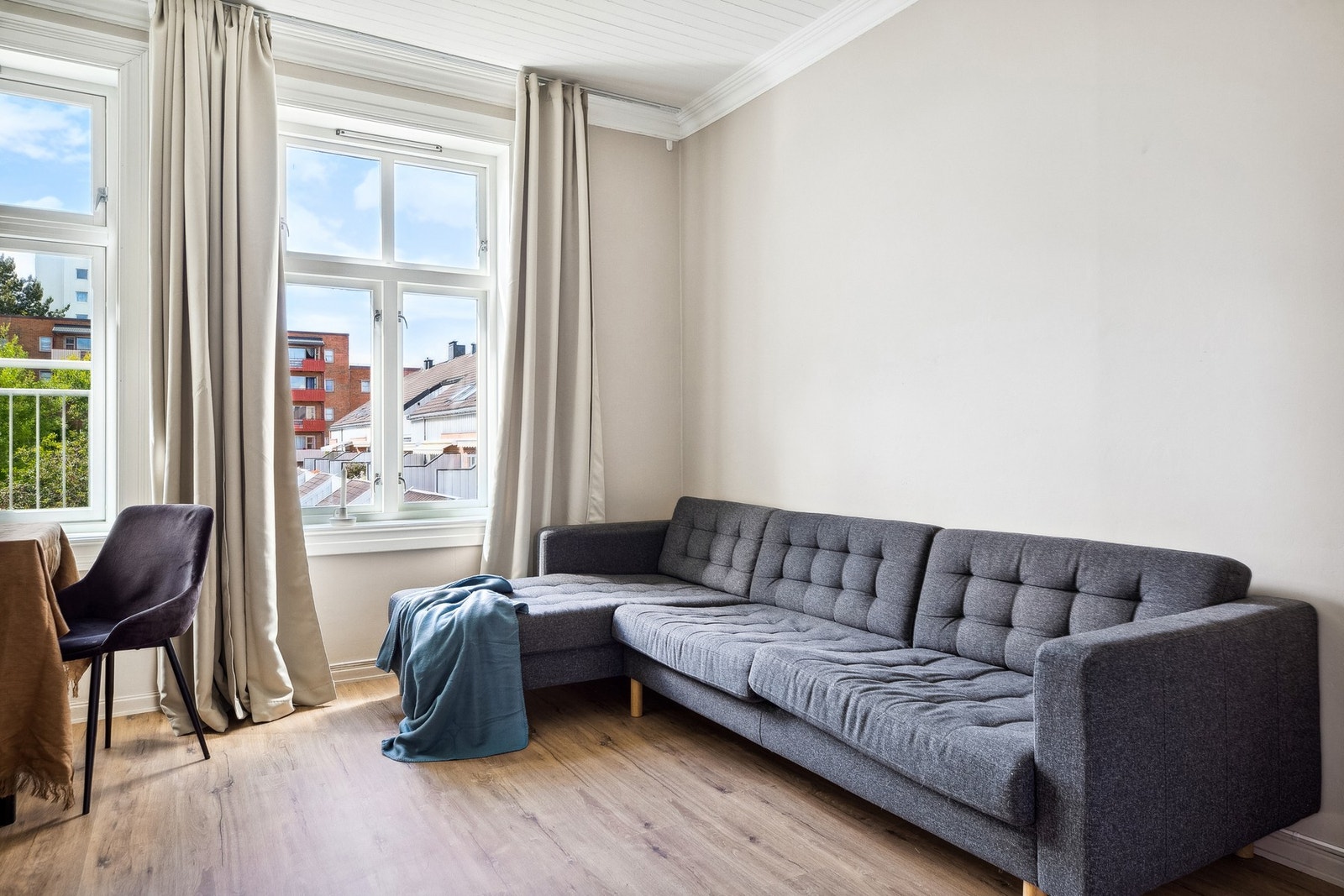 Plass til soffagruppe og et tilhørende møblement. Galleribilde