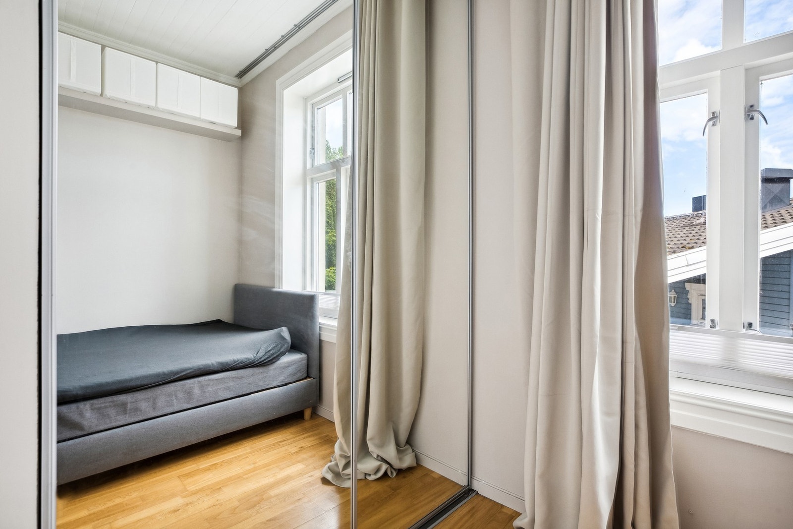 Innredet skyvedørsgarderobe. Galleribilde