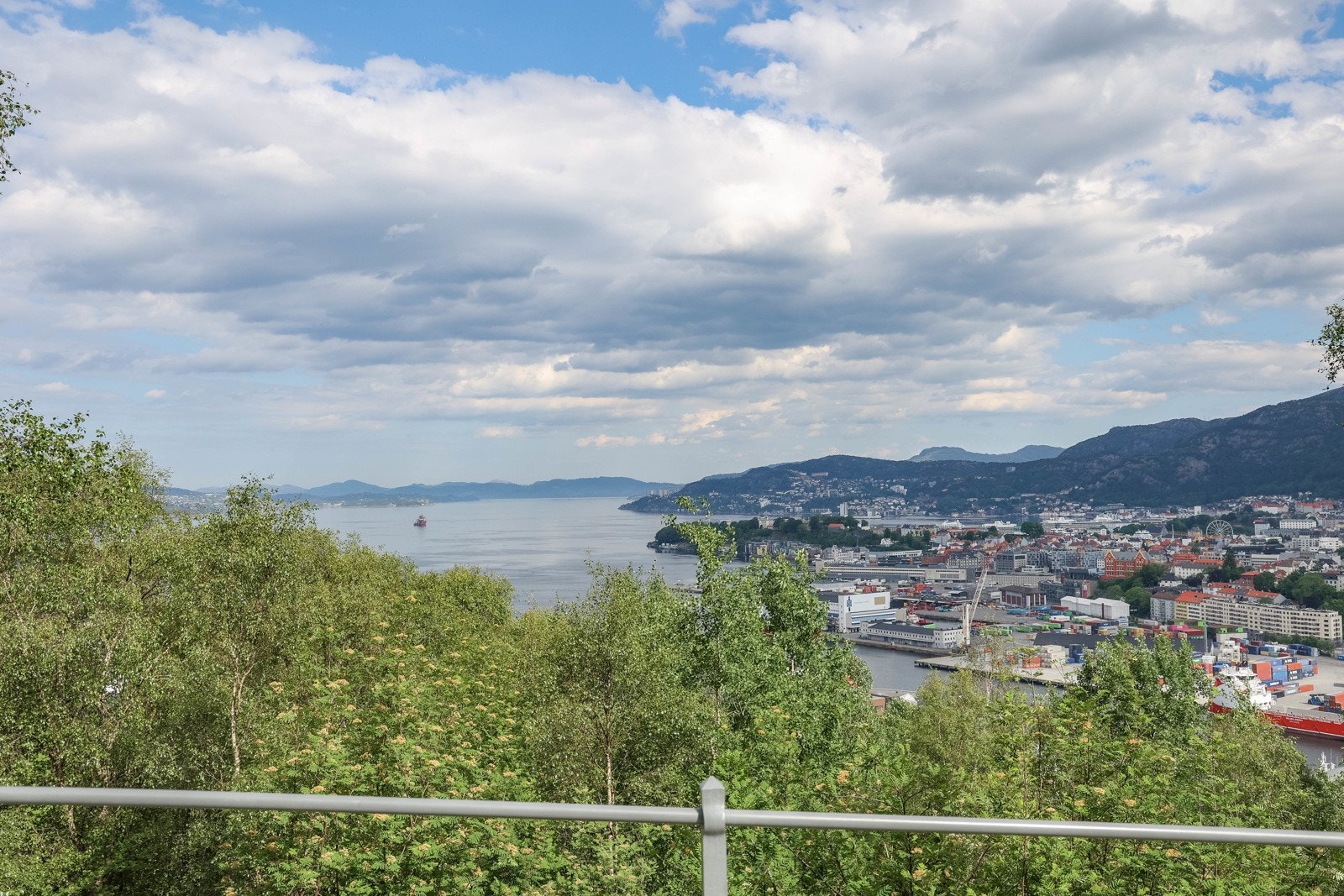 En flott utsikt over hele Bergen. Galleribilde