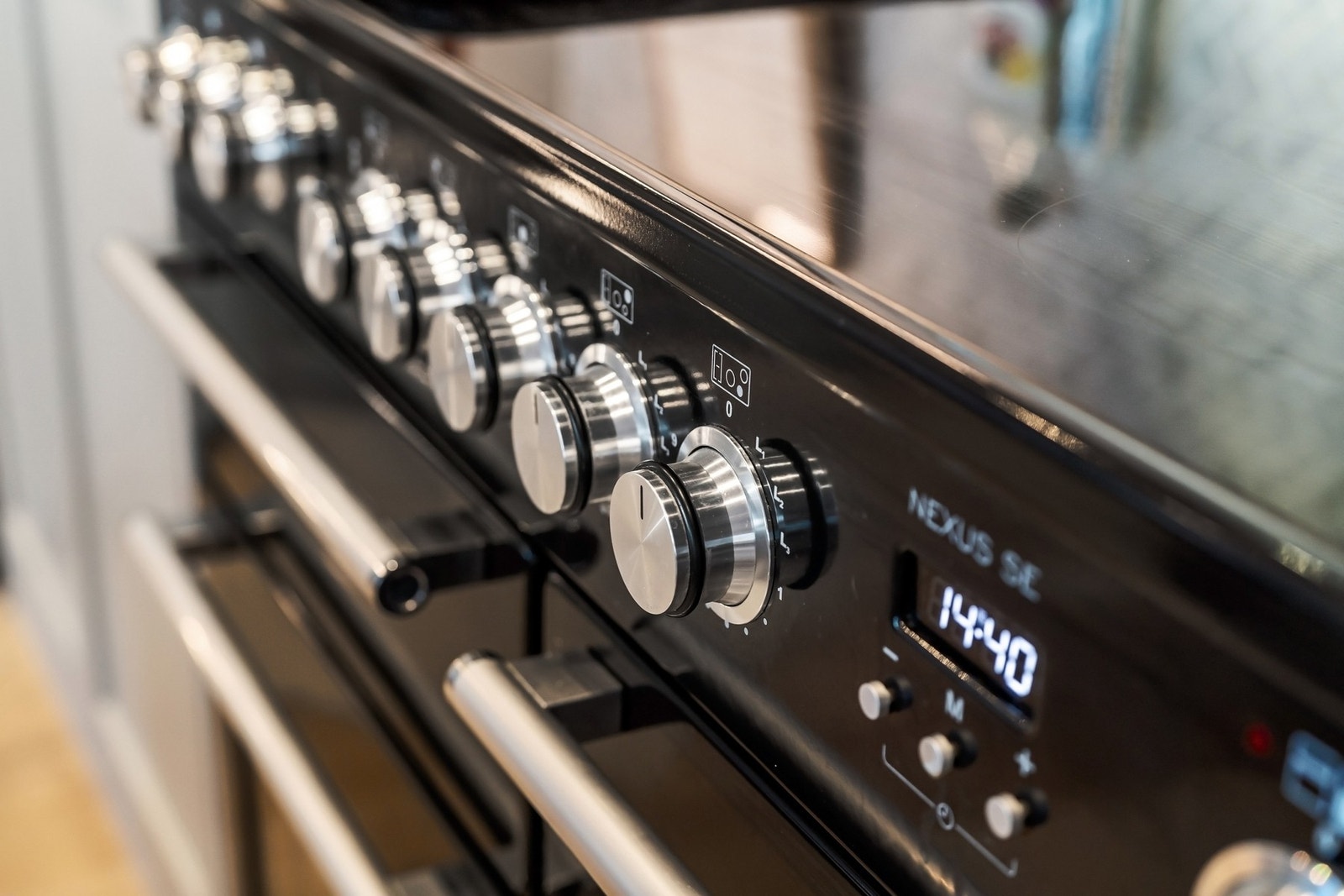 Bred og eksklusiv komfyr fra Falcon med 5 stekesoner, to stekovner, grill og tallerkenvarme. Galleribilde