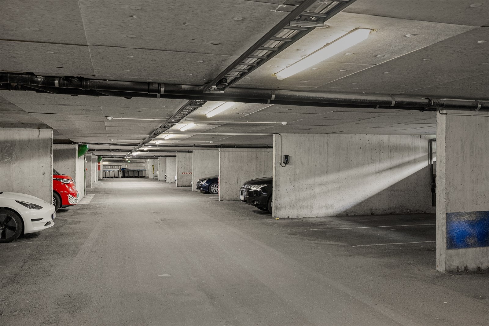 Fast garasjeplass i felles lukket garasjeanlegg. Galleribilde
