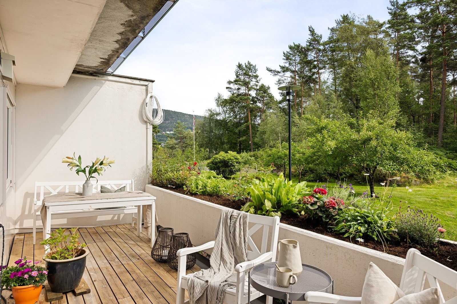 Her har du god plass til utemøbler, grill og godt selskap. Et perfekt sted å nyte varme dager! Galleribilde