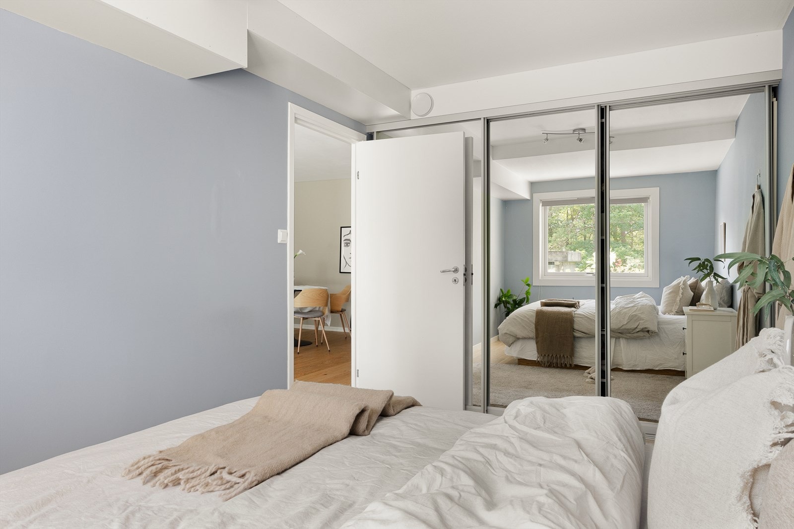 Leilighetens soverom måler hele 12,6m². Her er det god plass til dobbeltseng og annet ønskelig møblement. Galleribilde