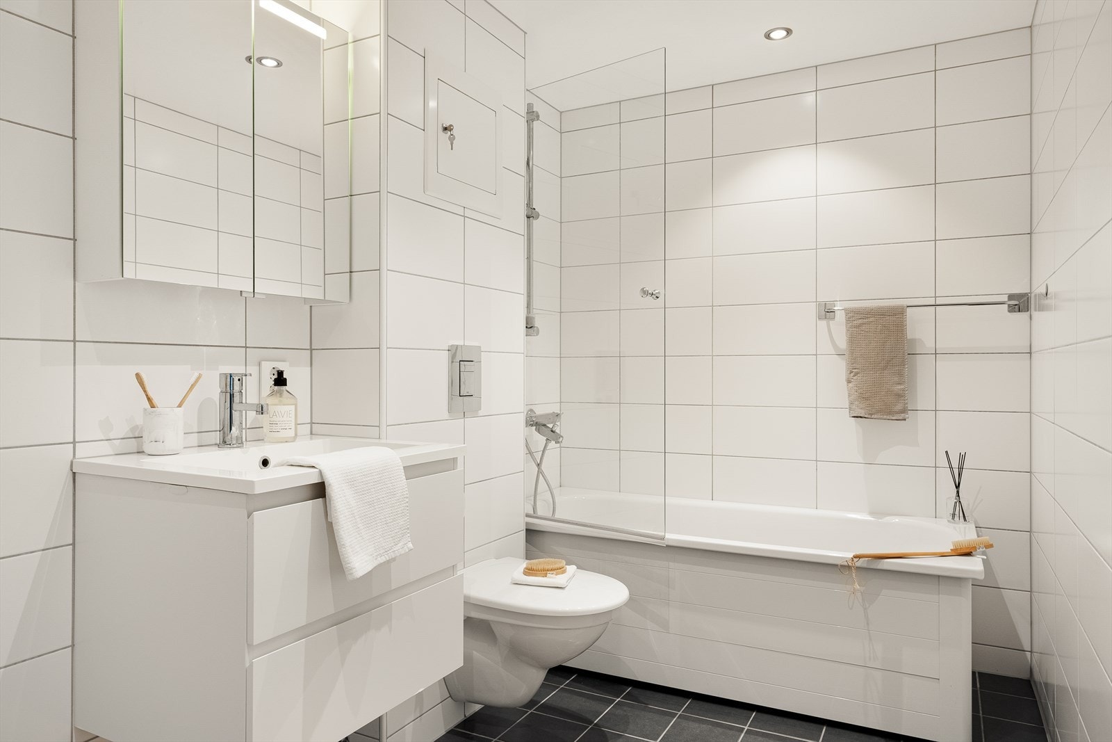For ekstra komfort er badet utstyrt med spotter i himling og varmekabler i gulv. Galleribilde