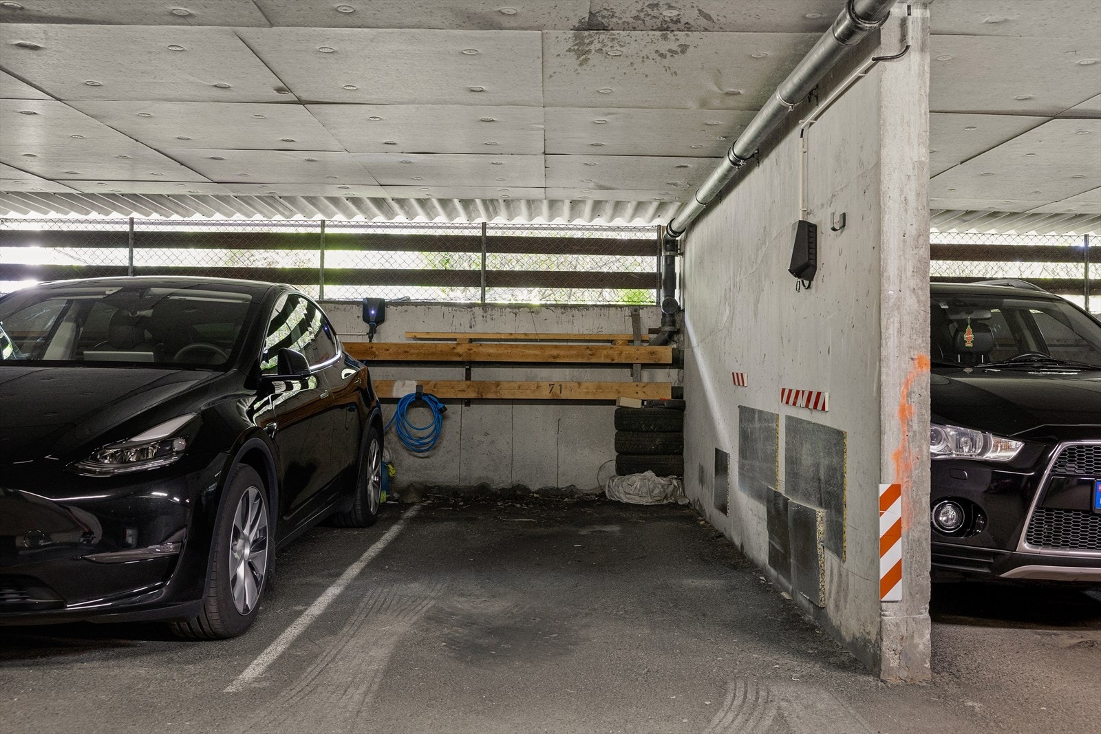 Det er installert elbil-lader ved parkeringsplassen. Galleribilde