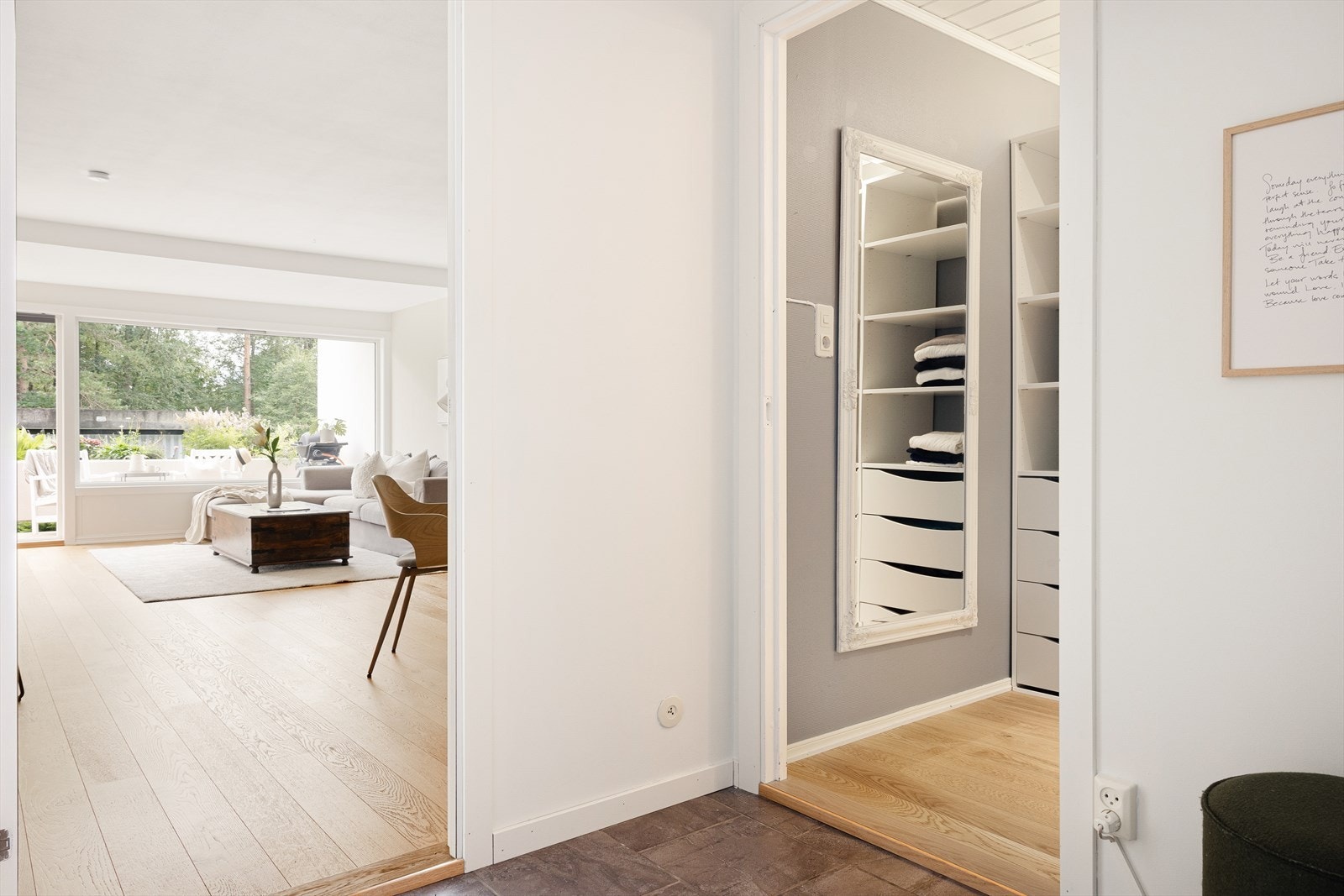Vi beveger oss videre inn i hjertet av boligen. Her møtes vi av store vindusflater som sørger for rikelig med naturlig lysinnslipp. Galleribilde
