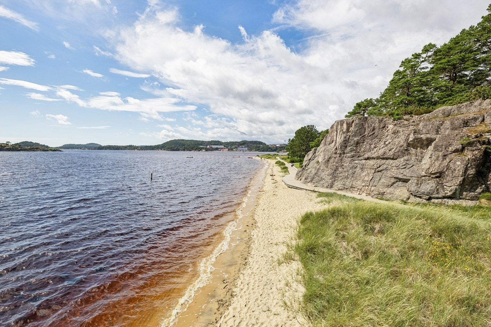 Følg stien for å komme over til Høllen, eller vass over den langgrunne sanden Galleribilde