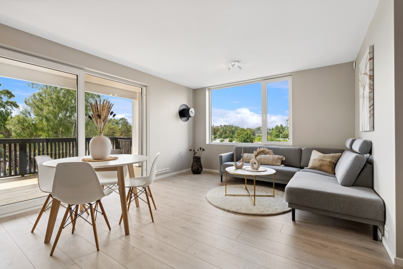 Åpen stue og kjøkkenløsning med plass til både sofa- og spisegruppe - Store vindusflater gir rikelig med lys inn i rommet Galleribilde