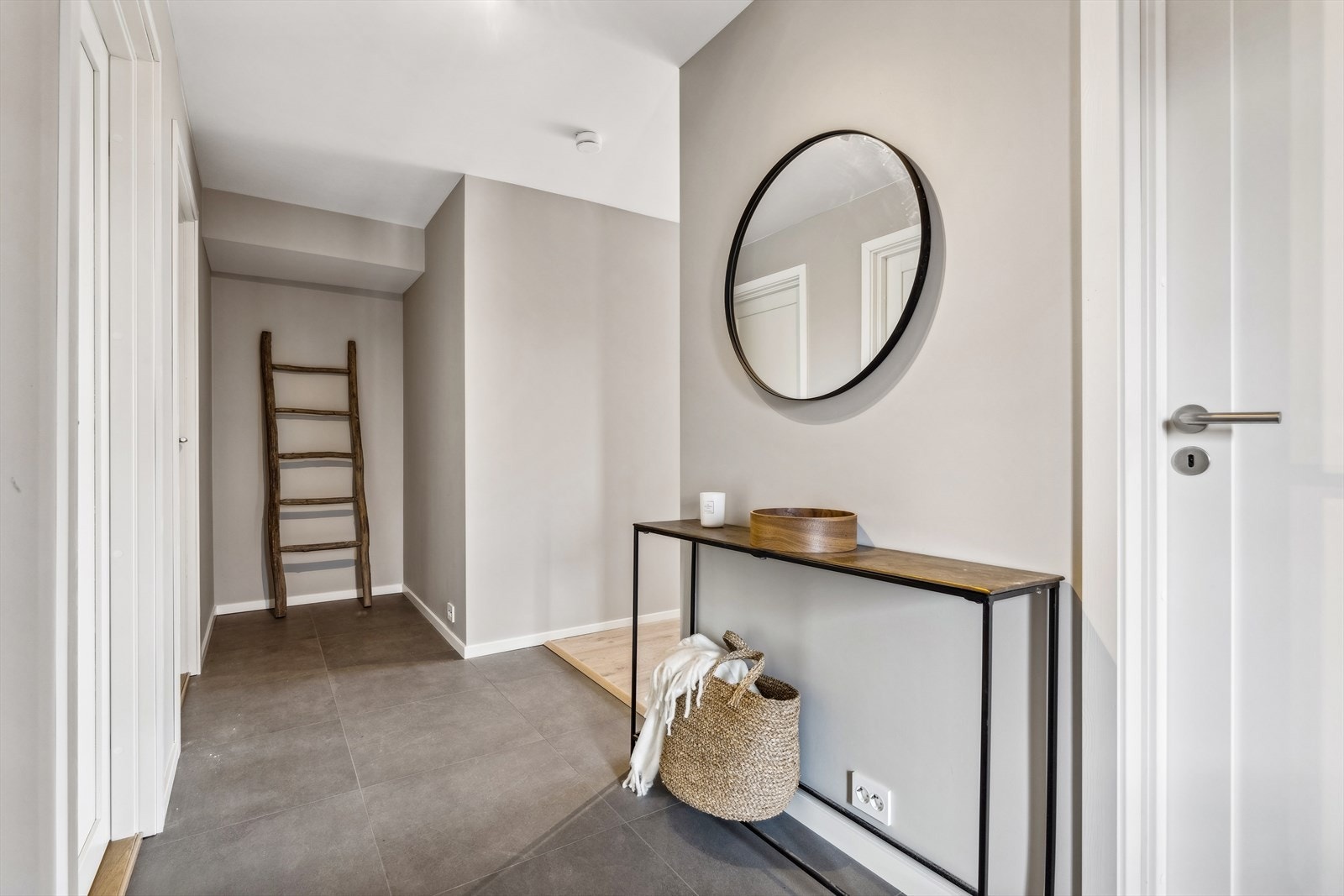 Videre inn i leiligheten Galleribilde