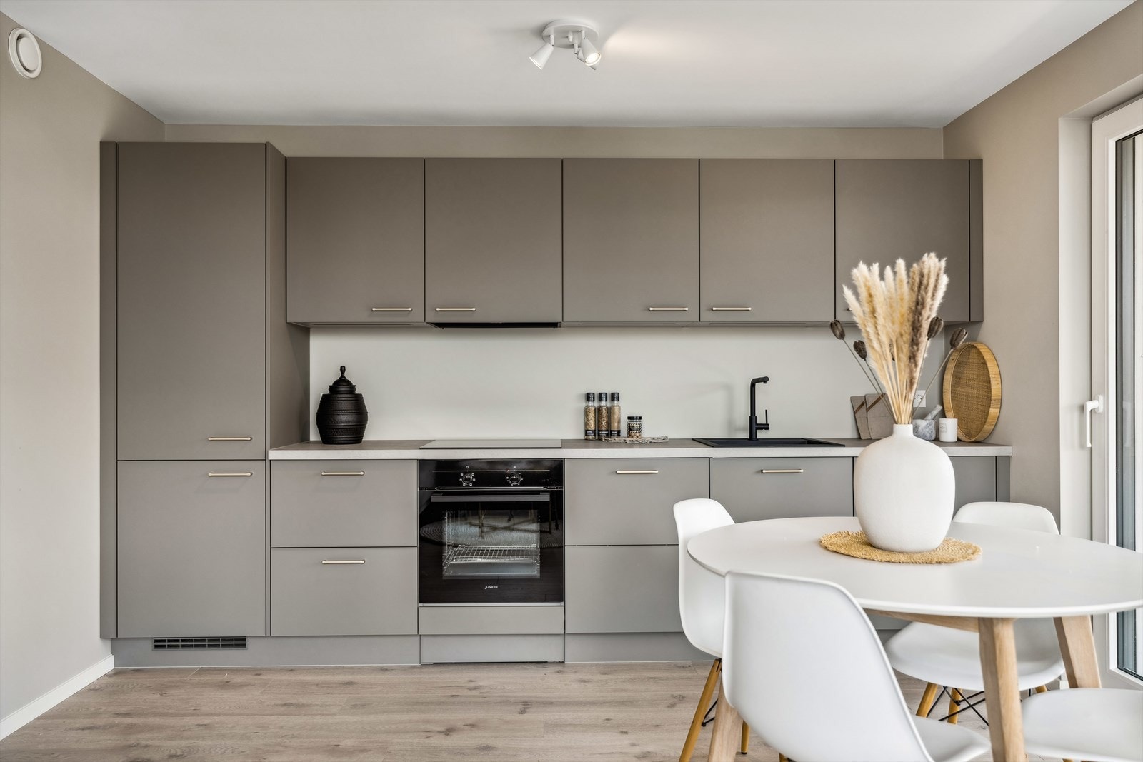 Integrert oppvaskmaskin, platetopp, stekeovn og kjøleskap Galleribilde