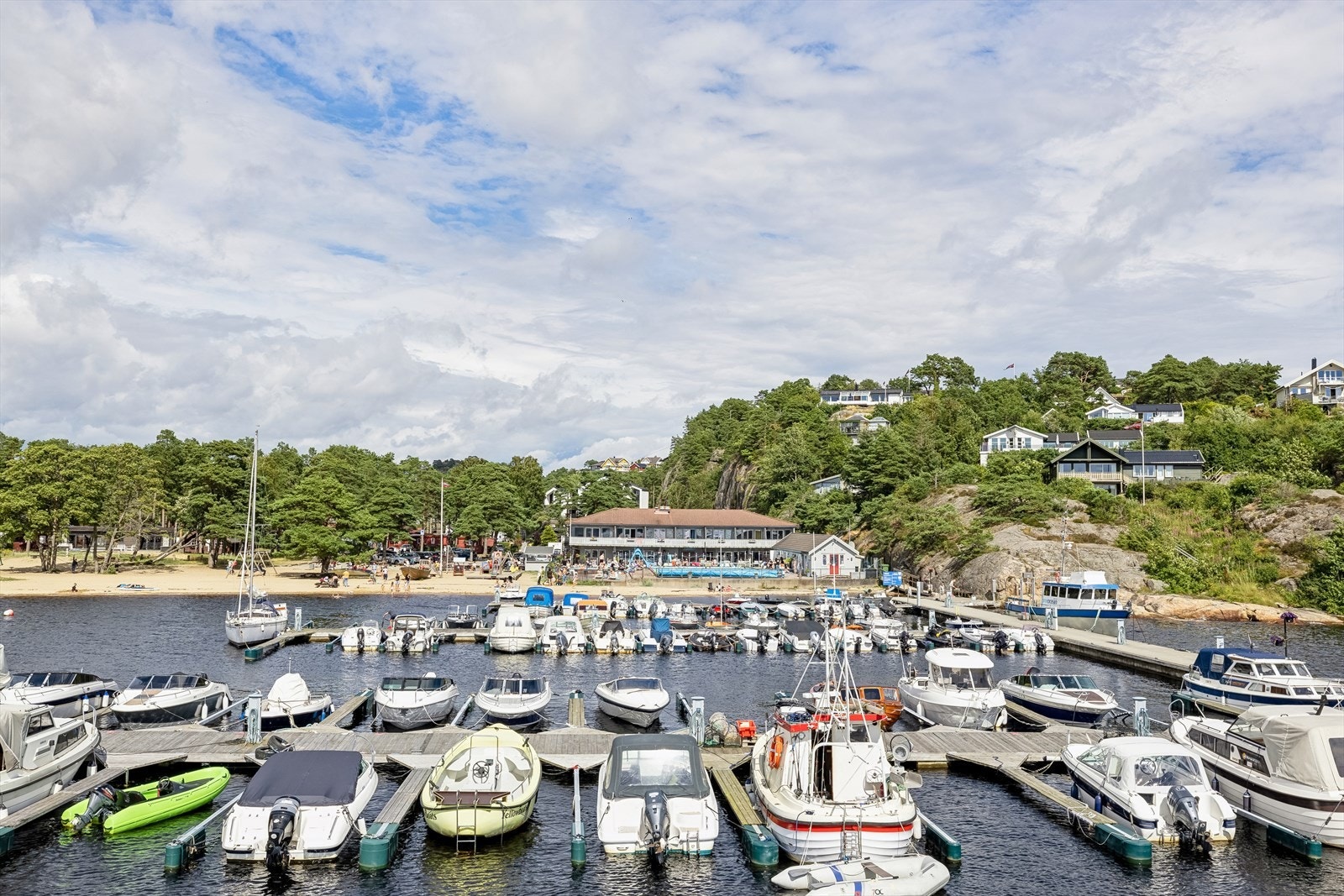 Åros båthavn ligger på stranda, dersom man har båt er det kort vei til de utallige holmene i Søgnes skjærgård Galleribilde