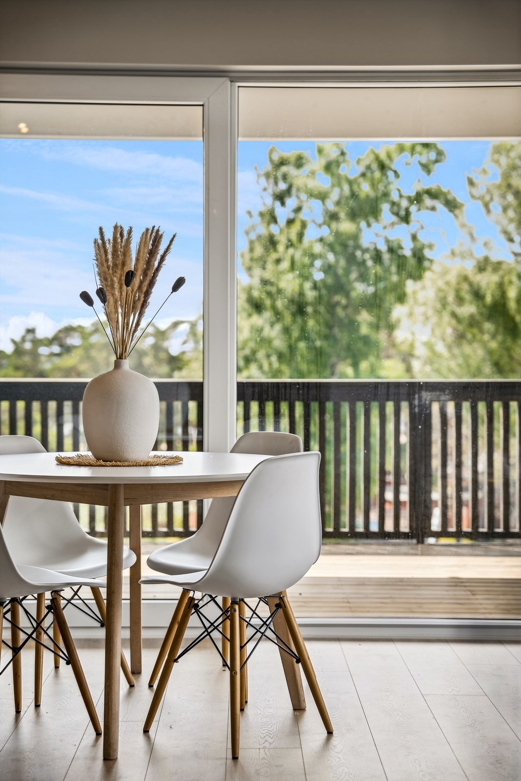 Delikate fargekombinasjoner og store vindusflater gir leiligheten en luftig følelse Galleribilde