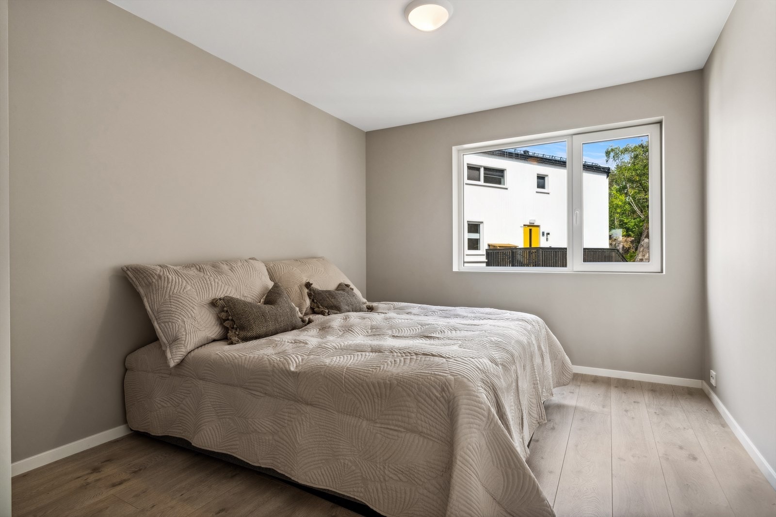 Hovedsoverommet er av god størrelse med plass til både dobbeltseng og garderobeløsning Galleribilde