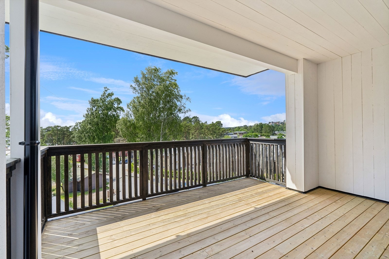 Balkongen har flotte solforhold og utsikt ned mot sjø og Årossanden Galleribilde