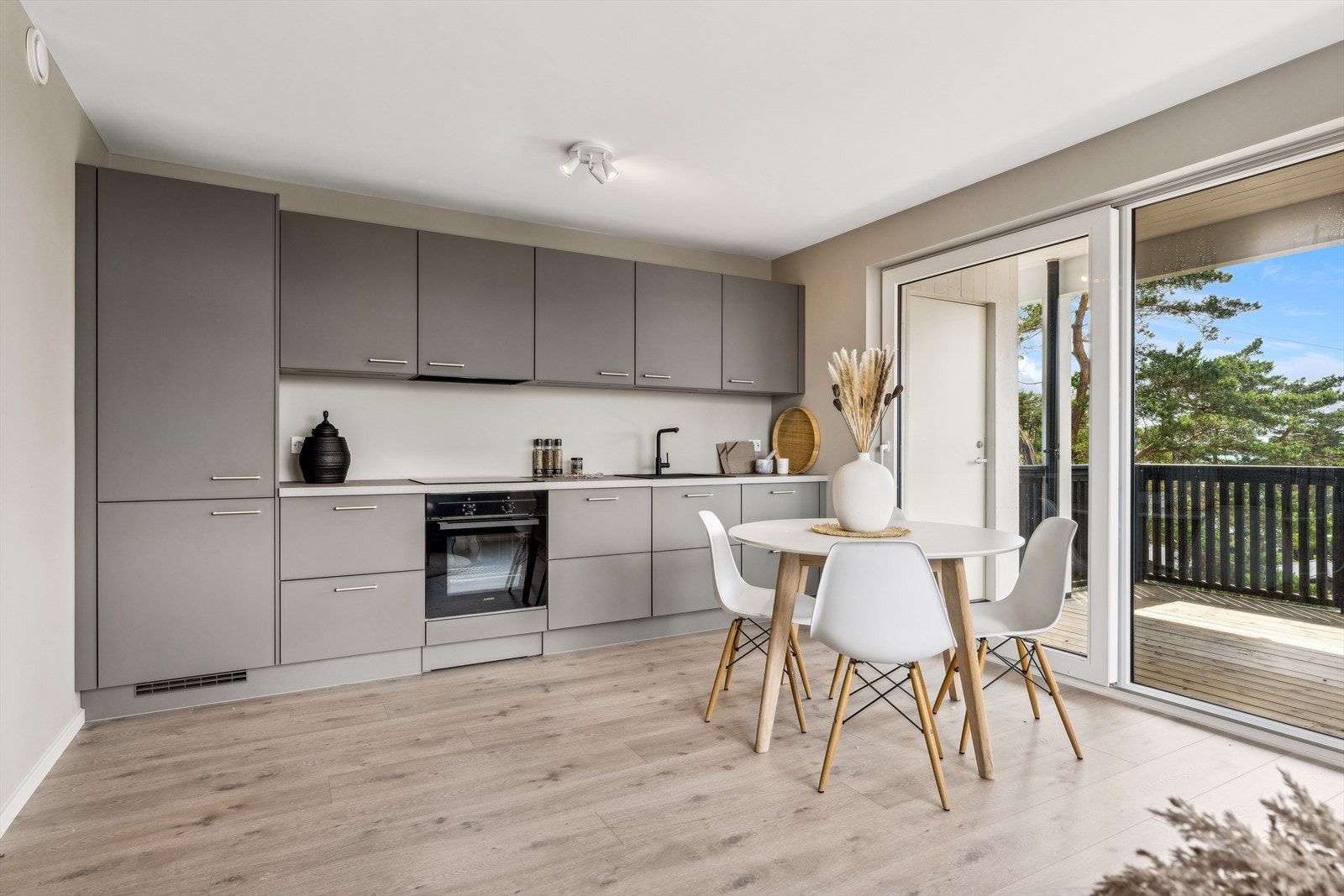 Leiligheten er betydelig oppgradert med blant annet oppgradert kjøkken i moderne farger og integrerte hvitevarer Galleribilde