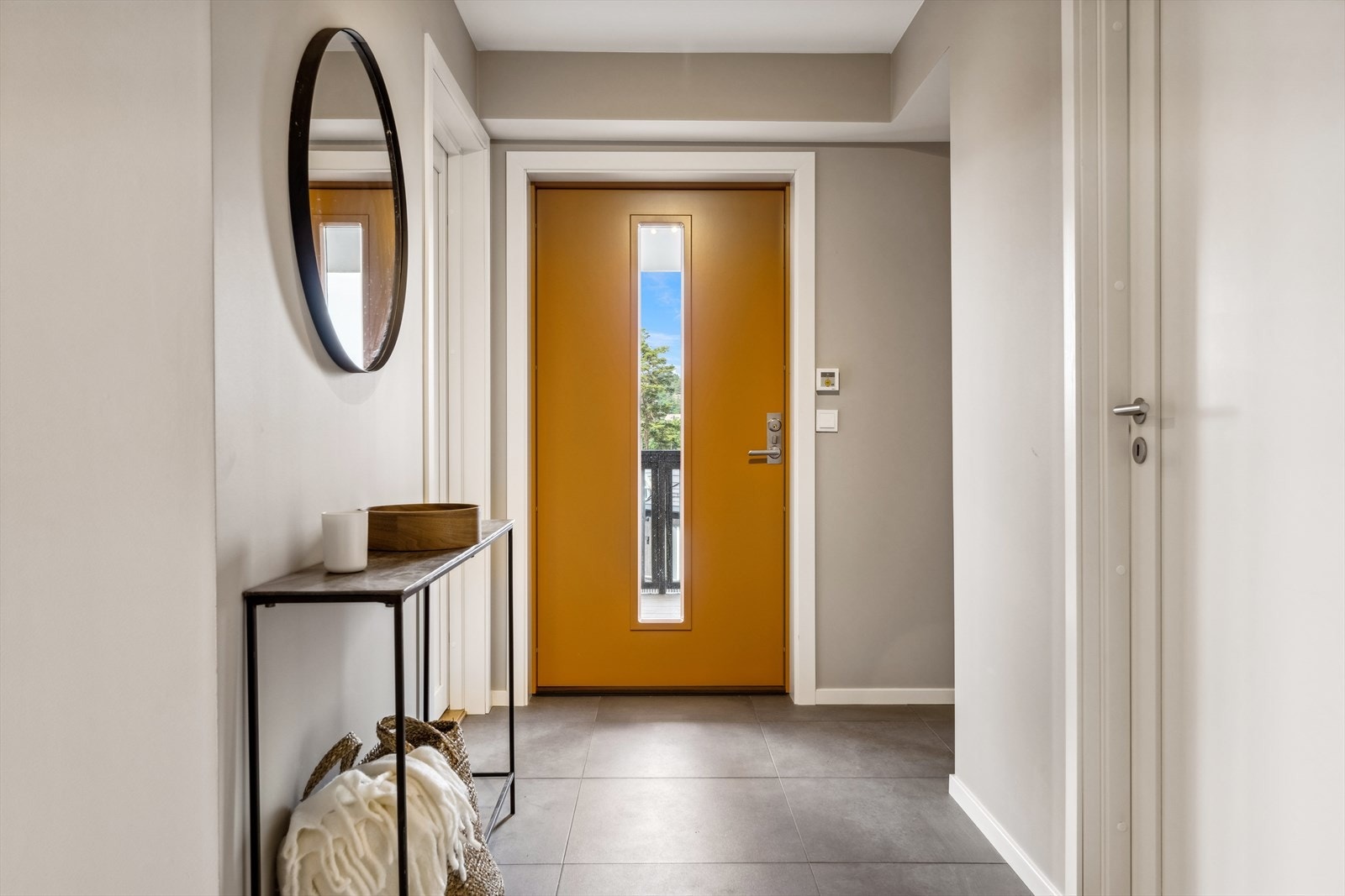 Velkommen inn! Flislagt gang med innhuk for oppbevaring av yttertøy Galleribilde