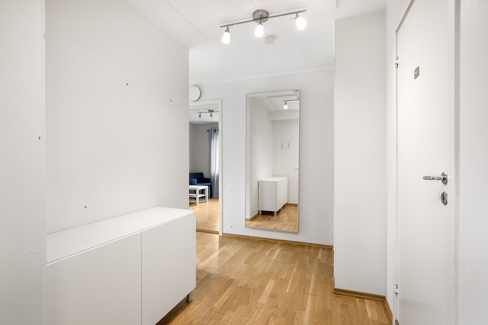 Alle hvitevarer i hybeldelen samt vaskemaskin på baderom vil stå til ny eier. Videre opplyser nåværende eier at han er åpen for å gjøre seg en egen avtale om salg av møblement i leiligheten etter ønske. Galleribilde