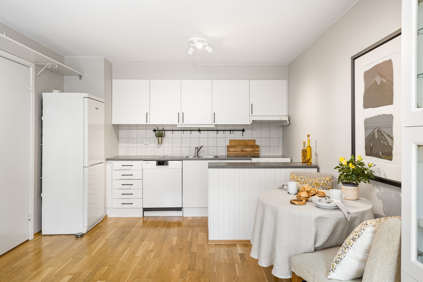 Hjørnet for kokkelering i leilighetens hoveddel er innredet med mekanisk avtrekksvifte over stekesonen og opplegg for oppvaskmaskin. Alle hvitevarer på kjøkken vil medfølge handelen ifølge nåværende eier. Galleribilde